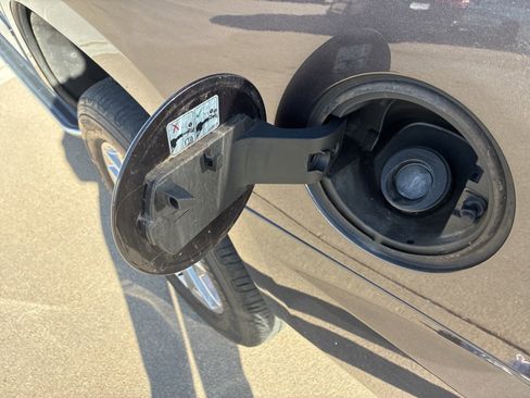 Used 2018 GMC Yukon SLE w/ SLE Value Package image 19