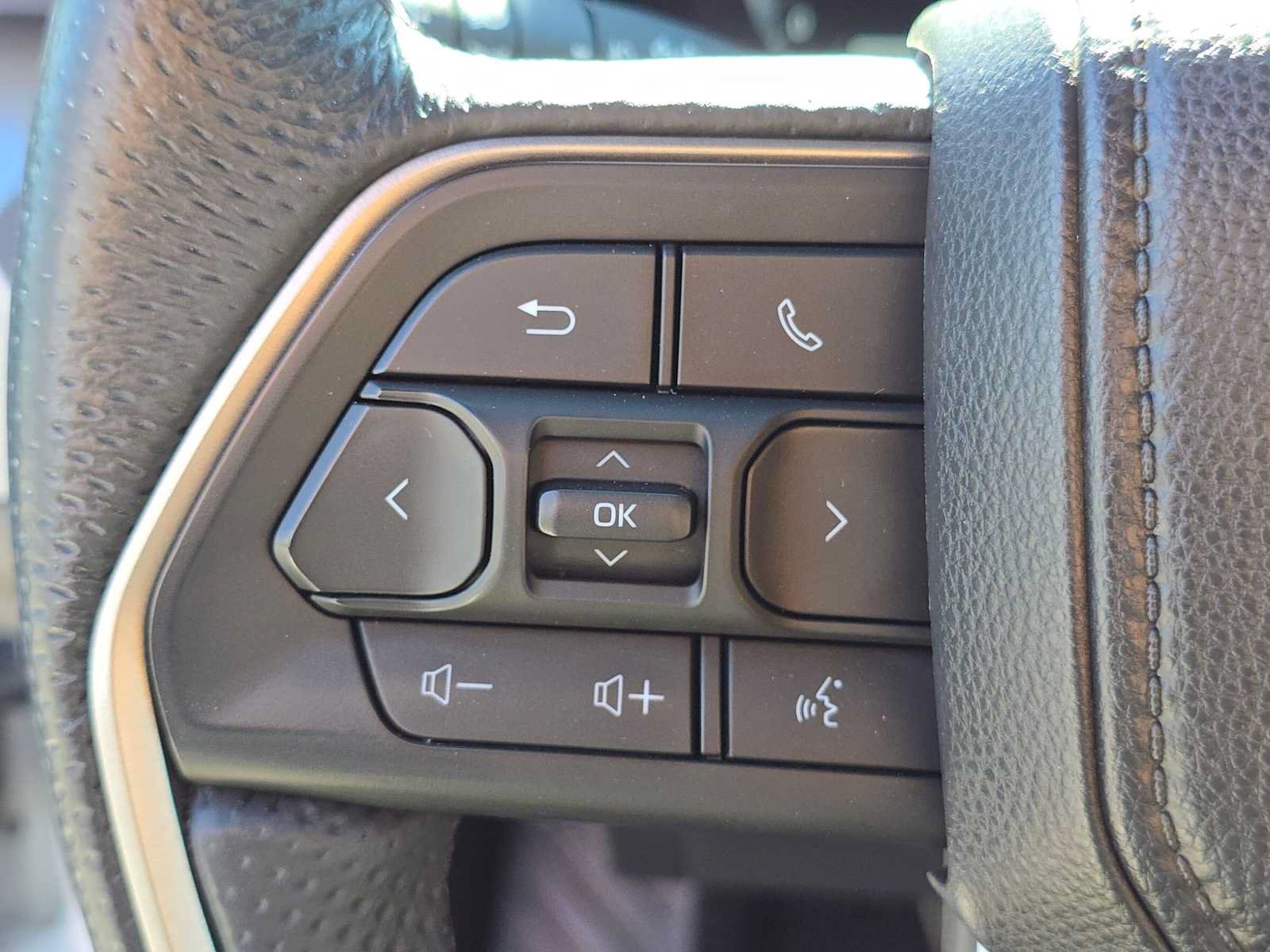 Certified 2025 Toyota Tacoma TRD Off-Road AWD/4WD image 28