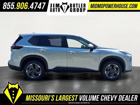 Used 2025 Nissan Rogue SV FWD image 2