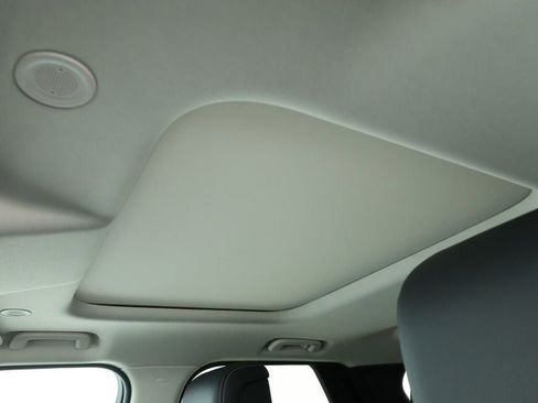 Used 2024 Land Rover Discovery S image 8