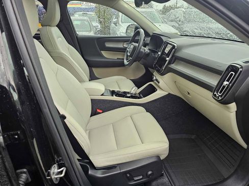 Used 2025 Volvo XC40 B5 Plus w/ Protection Package Premier image 10