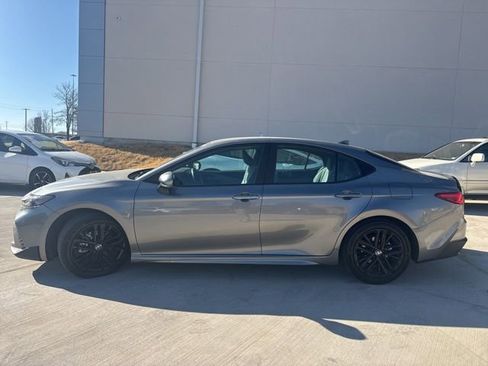 Used 2025 Toyota Camry SE w/ Convenience Package image 5