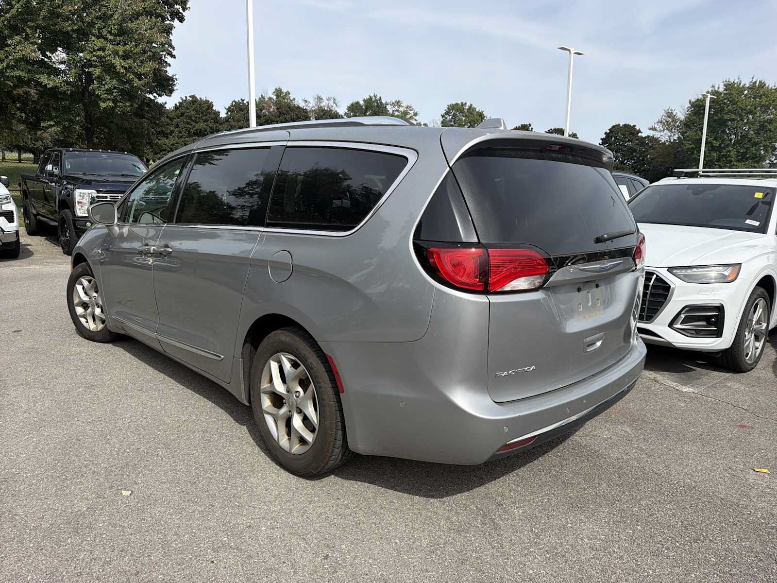 Used 2018 Chrysler Pacifica Touring-L Plus w/ Advanced Safetytec Group FWD image 8
