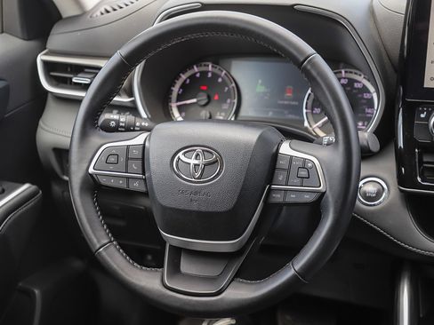 Used 2023 Toyota Highlander XLE FWD image 15