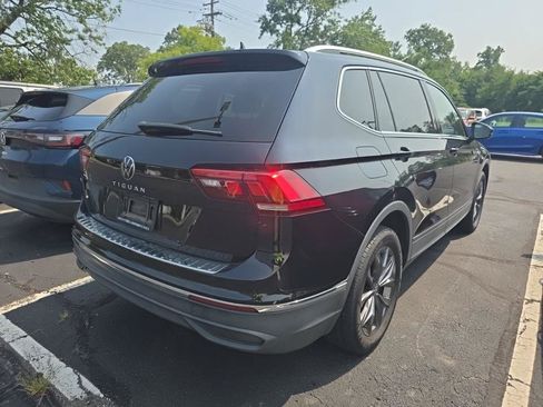 Used 2023 Volkswagen Tiguan SE w/ Panoramic Sunroof Package FWD image 4