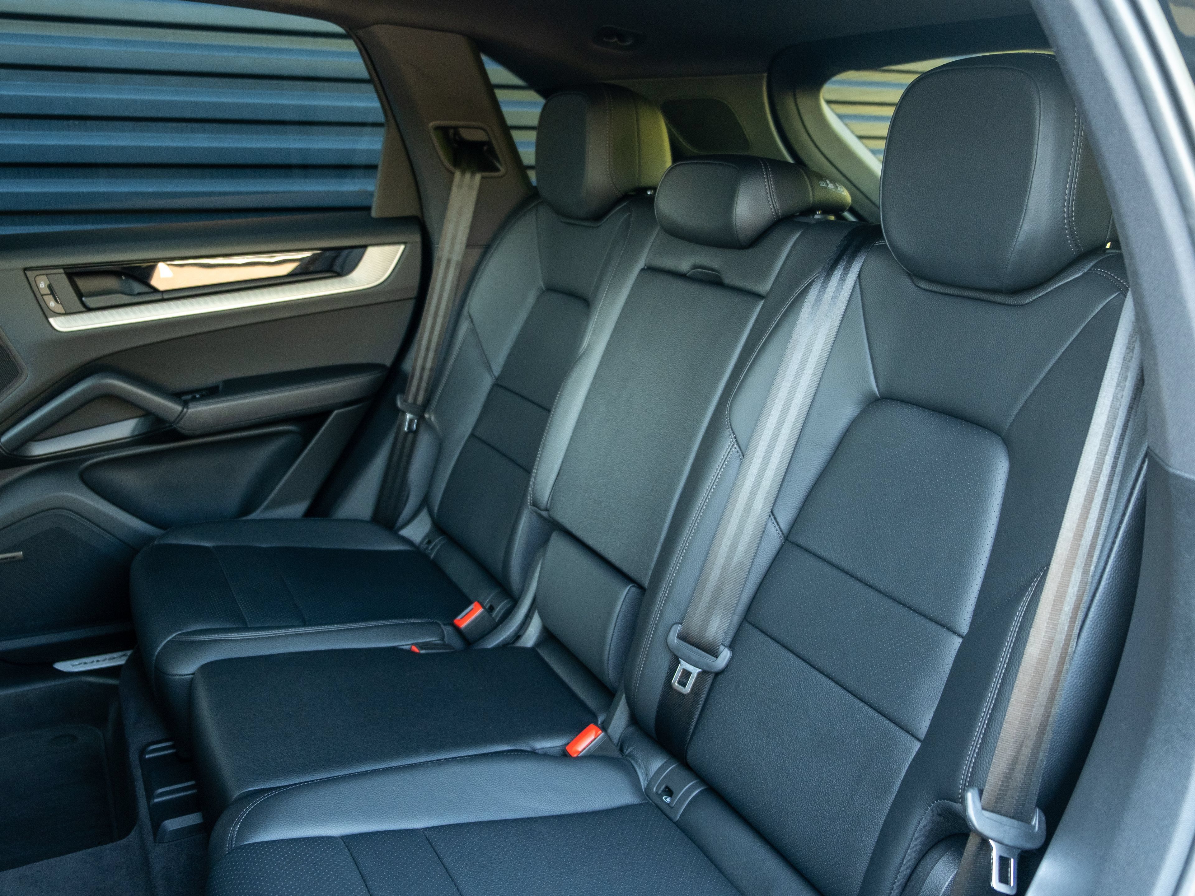 Certified 2025 Porsche Cayenne AWD/4WD image 35