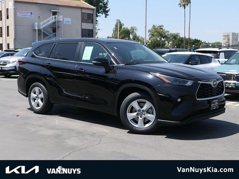Used 2024 Toyota Highlander LE FWD image 1