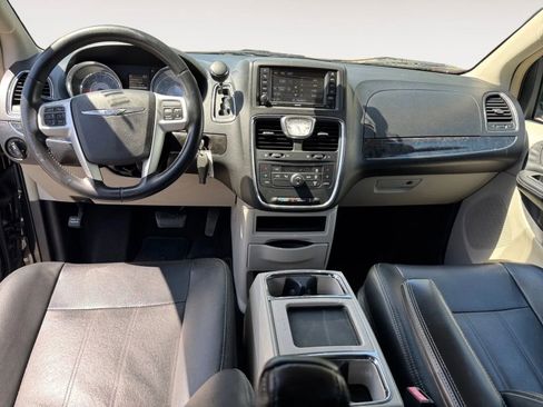 Used 2014 Chrysler Town & Country Touring image 10