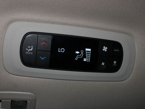 Used 2023 Chrysler Pacifica Limited FWD image 17