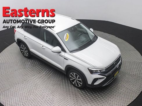 Used 2024 Volkswagen Taos SE FWD image 3