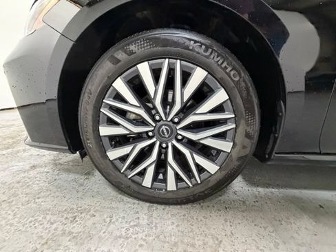 Used 2024 Nissan Altima 2.5 SV w/ SV Premium Package FWD image 12