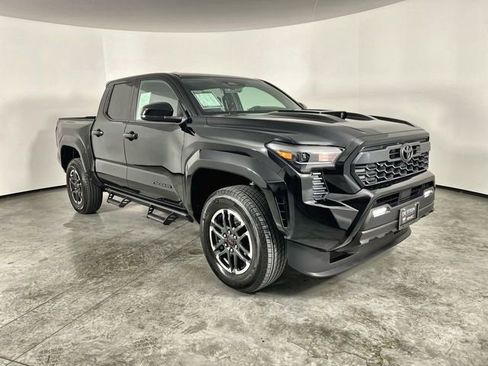 Used 2025 Toyota Tacoma TRD Sport image 2