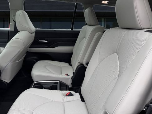 Used 2025 Toyota Grand Highlander Limited image 16