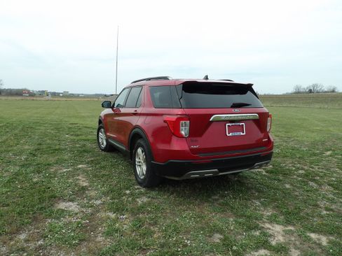 Used 2021 Ford Explorer XLT w/ Equipment Group 202A AWD/4WD image 8