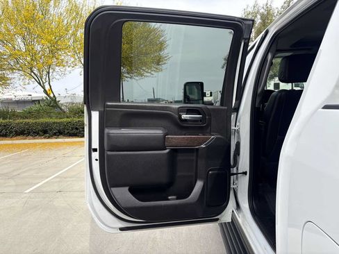 Used 2023 GMC Sierra 3500 Denali w/ Technology Package AWD/4WD image 11