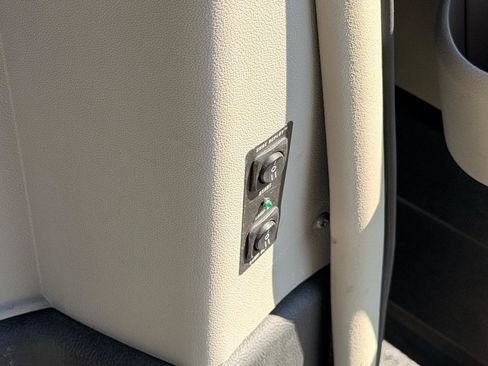Used 2012 Chrysler Town & Country Touring-L FWD image 13