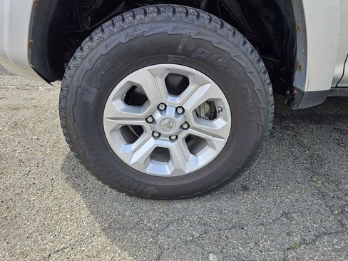 Used 2014 Toyota 4Runner SR5 AWD/4WD image 5