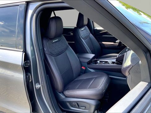 Used 2025 Ford Explorer Platinum w/ LUX Leather Package AWD/4WD image 21