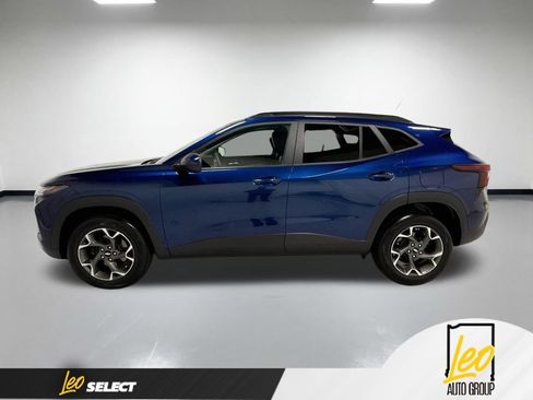 Used 2024 Chevrolet Trax LT w/ LT Convenience Package FWD image 11