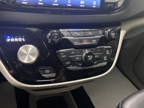 Used 2024 Chrysler Pacifica Touring-L image 20