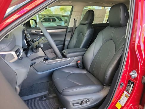 New 2026 Toyota Highlander Platinum AWD/4WD image 17