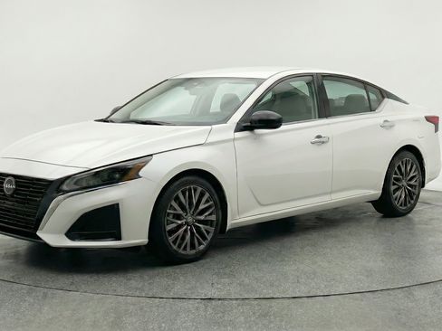 Used 2025 Nissan Altima 2.5 SV FWD image 3