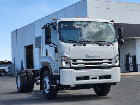 New 2026 Isuzu FTR RWD image 3