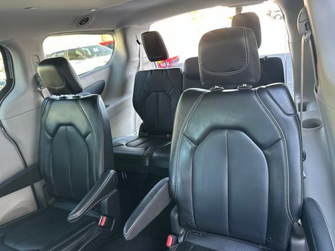 Used 2024 Chrysler Pacifica Touring-L FWD image 15