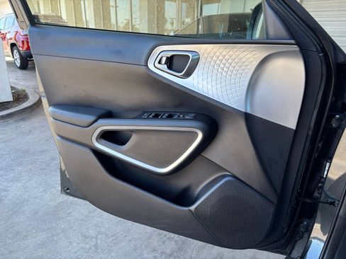 Used 2025 Kia Soul LX w/ LX Technology Package FWD image 18