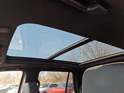 Used 2022 GMC Yukon SLT w/ SLT Premium Package image 14