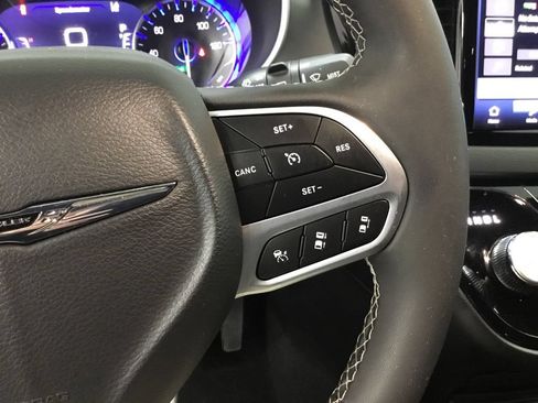 Used 2025 Chrysler Pacifica Select FWD image 17