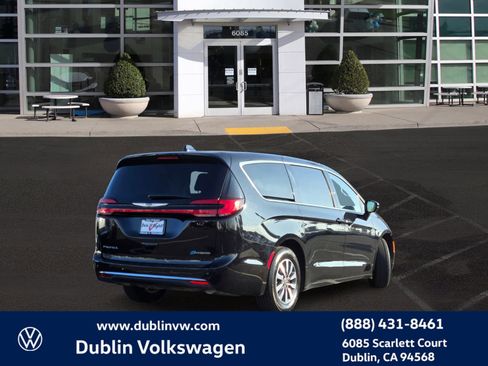 Used 2024 Chrysler Pacifica Select image 4