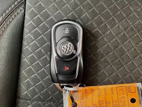 Used 2021 Buick Encore Preferred AWD/4WD image 28