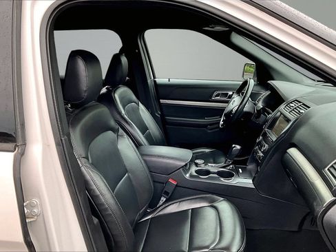 Used 2019 Ford Explorer XLT w/ Equipment Group 202A AWD/4WD image 13