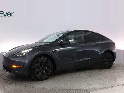 Used 2025 Tesla Model Y Long Range image 15