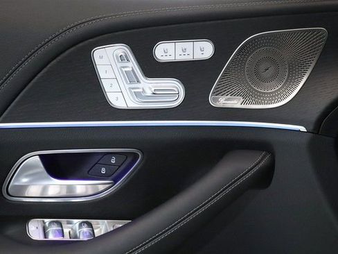 Used 2024 Mercedes-Benz GLS 580 4MATIC image 3