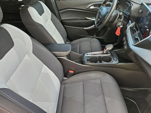 Used 2025 Chevrolet Trax RS w/ Sunroof Package FWD image 20