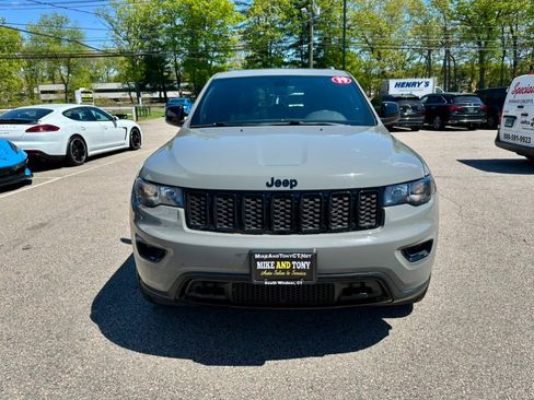 Used 2019 Jeep Grand Cherokee Laredo AWD/4WD image 2