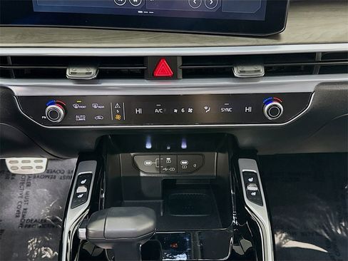 Used 2025 Kia Sorento SX image 16