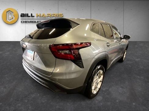 New 2026 Chevrolet Trax LS w/ LS Convenience Package FWD image 2