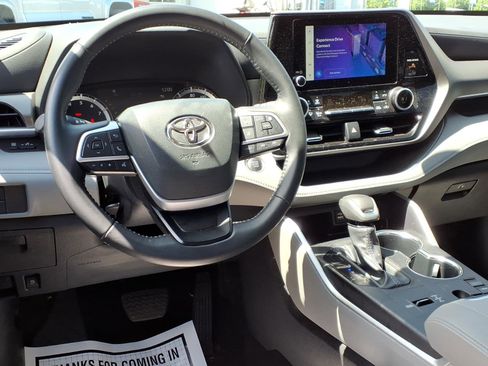 Used 2025 Toyota Highlander LE FWD image 11