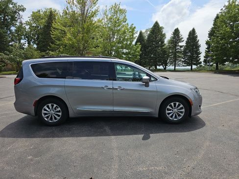 Used 2017 Chrysler Pacifica Touring-L FWD image 6