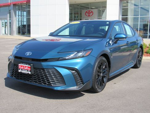 Used 2025 Toyota Camry SE FWD image 2