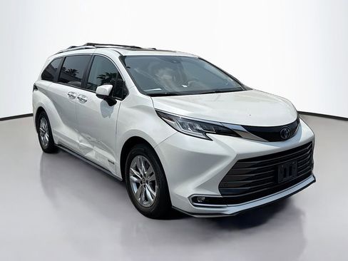 Used 2021 Toyota Sienna Limited FWD image 4