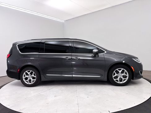 Used 2019 Chrysler Pacifica Limited FWD image 33