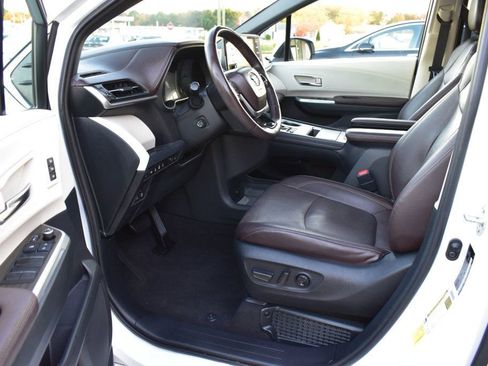 Used 2022 Toyota Sienna Platinum image 16