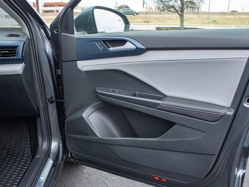 Used 2024 Volkswagen Taos SE image 31