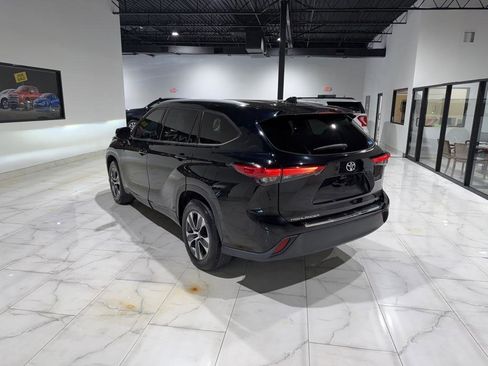 Used 2022 Toyota Highlander XLE image 11