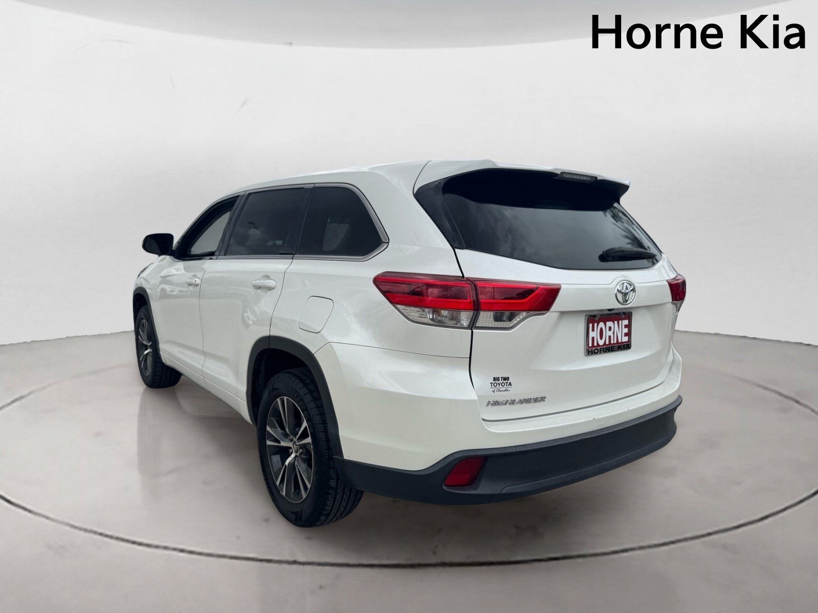 Used 2018 Toyota Highlander LE FWD image 5