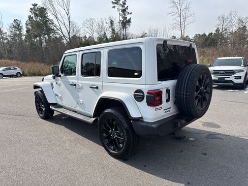 Used 2025 Jeep Wrangler Sahara image 7